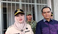 Wabup Debby Vita Dewi (kiri) dan Direktur SSPP Ditjenpas Kadek Anton Budiharta memberikan keterangan usai meninjau Lapas Toboali, Jumat (30/10/2026). Foto: Lew.