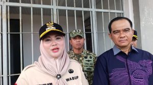 Wabup Debby Vita Dewi (kiri) dan Direktur SSPP Ditjenpas Kadek Anton Budiharta memberikan keterangan usai meninjau Lapas Toboali, Jumat (30/10/2026). Foto: Lew.