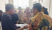 Wabup Debby Vita Dewi berdiskusi dengan jajaran Ditjenpas dan Forkopimda di dalam bangunan Lapas Toboali, membahas langkah percepatan pembangunan, Jumat (30/10/2026). Foto: Lew.