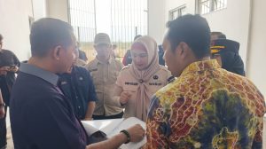 Wabup Debby Vita Dewi berdiskusi dengan jajaran Ditjenpas dan Forkopimda di dalam bangunan Lapas Toboali, membahas langkah percepatan pembangunan, Jumat (30/10/2026). Foto: Lew.