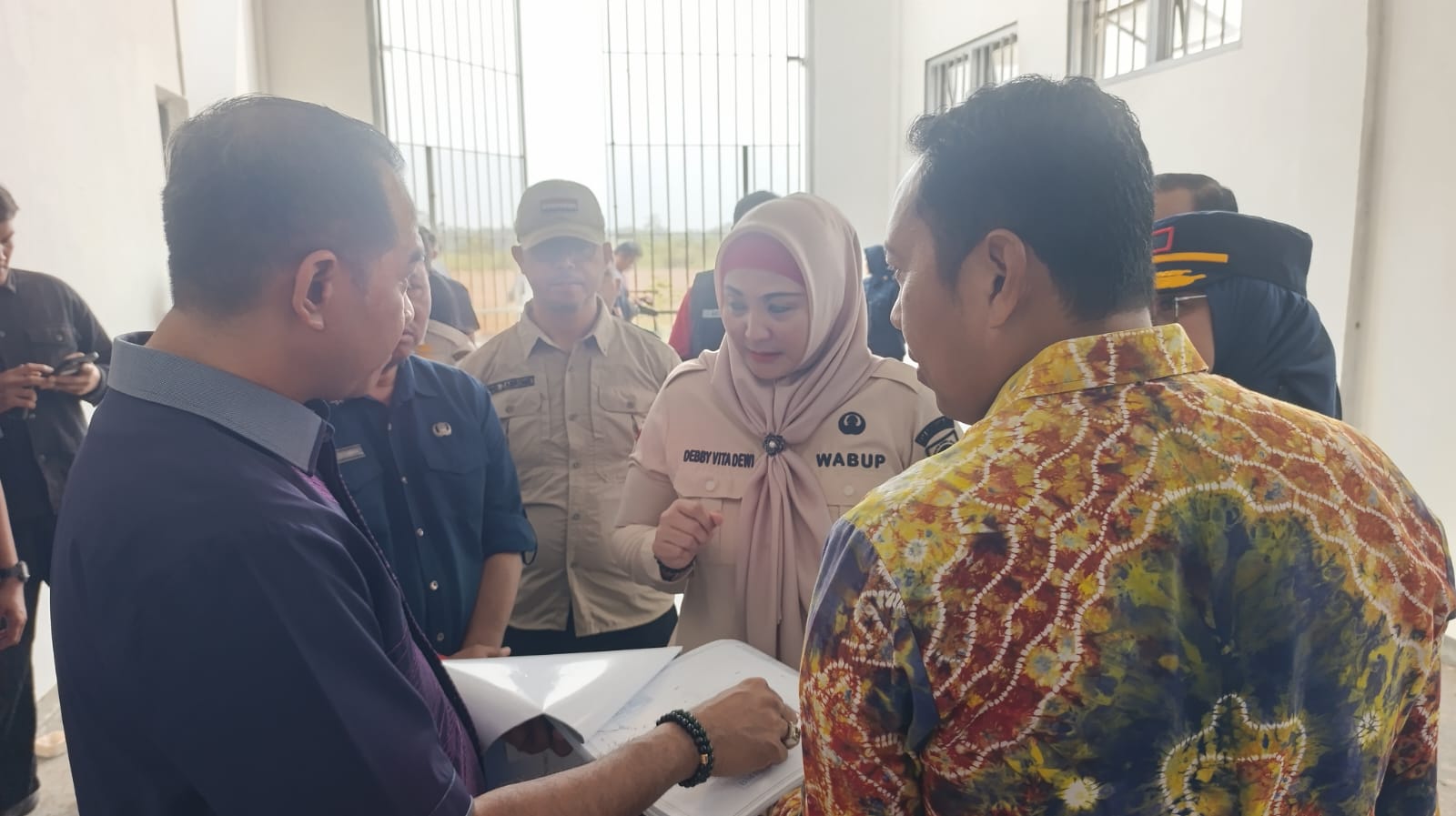 Ditjenpas Kejar Anggaran 2027 agar Lapas Toboali Segera Dipakai 1 Wabup Debby Vita Dewi berdiskusi dengan jajaran Ditjenpas dan Forkopimda di dalam bangunan Lapas Toboali, membahas langkah percepatan pembangunan, Jumat (30/10/2026). Foto: Lew.