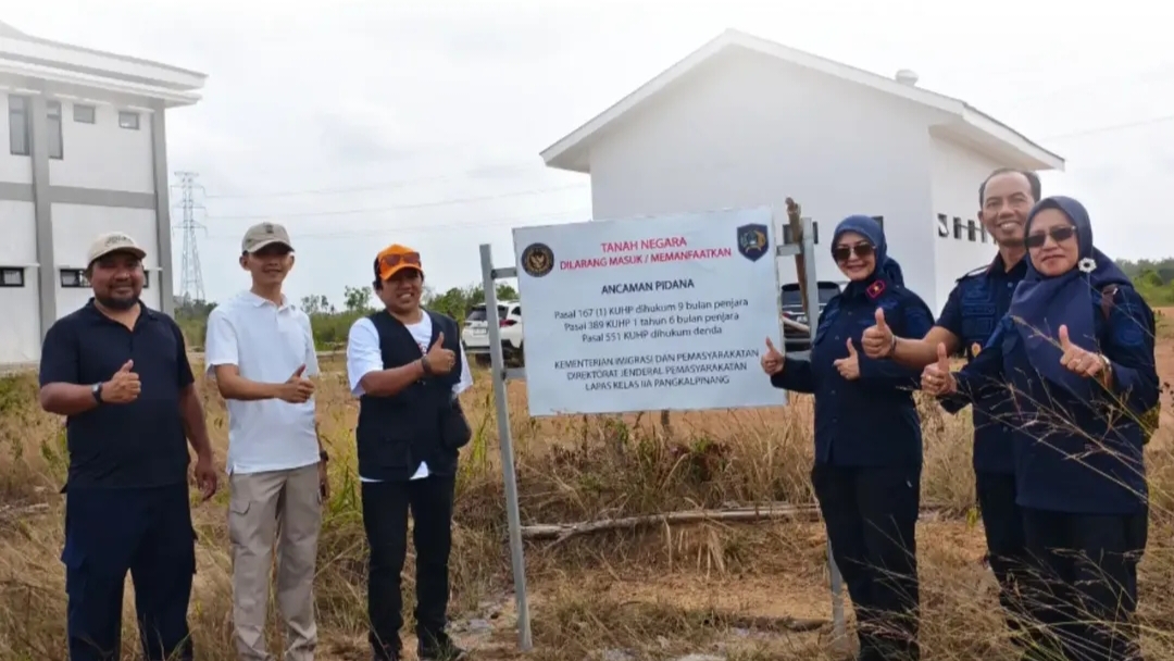 Kepala Kanwil Ditjenpas Babel Ade Agustina bersama jajaran berfoto di depan papan penanda tanah negara saat kunjungan kerja ke lokasi Lapas Toboali di Desa Bikang, Bangka Selatan, Minggu (13/9/2026). (Foto: Instagram@pemasyarakatanbabel).