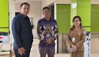 RSUD Junjung Besaoh Siapkan 3 Gedung Baru, Pasien Tak Lagi Dirujuk Keluar Daerah 2 Ali Muzakir, Sandi, dan dr. Helen Sukendy (kiri ke kanan) saat meninjau progres pembangunan gedung fasilitas medis baru di RSUD Junjung Besaoh, Selasa (27/10/2026) malam. (Foto: Lew).