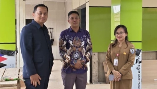 RSUD Junjung Besaoh Siapkan 3 Gedung Baru, Pasien Tak Lagi Dirujuk Keluar Daerah 1 Ali Muzakir, Sandi, dan dr. Helen Sukendy (kiri ke kanan) saat meninjau progres pembangunan gedung fasilitas medis baru di RSUD Junjung Besaoh, Selasa (27/10/2026) malam. (Foto: Lew).